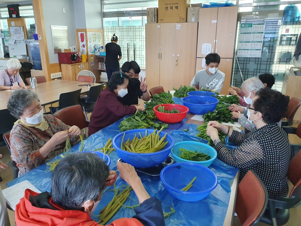 사회적응 프로그램(야채 다듬기)